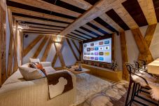 Chalet Red Fox has a cinema room with a bar.