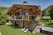Bedrooms 1, 2 and 3 of Chalet Black Stone open onto the garden 
