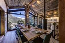 Le Chalet Green Forest offre une vue imprenable sur la vallée de Chamonix en direction du Tour.