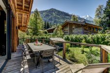 Le chalet Black Stone a des meubles et un barbecue pour les repas en plein air