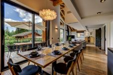 Chalet Black Pearl  a un espace de vie ouvert avec des grandes portes vitrées donnant sur le balcon