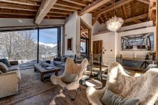 Chalet Silver Forest a un plan ouvert et design contemporain.